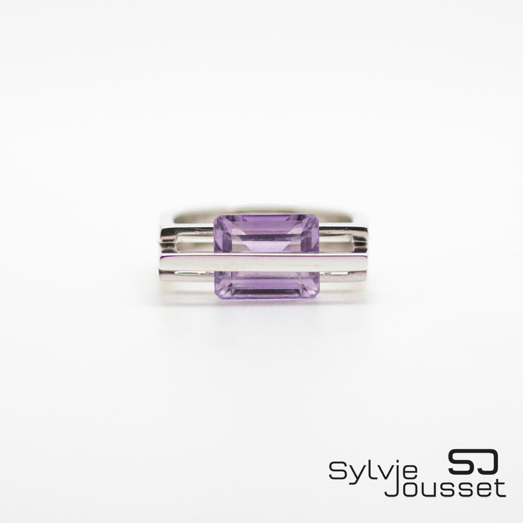 bague-amethyste-rectangulaire-avec-logo.jpg